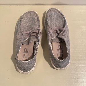Slightly worn women’s Hey Dudes size 8